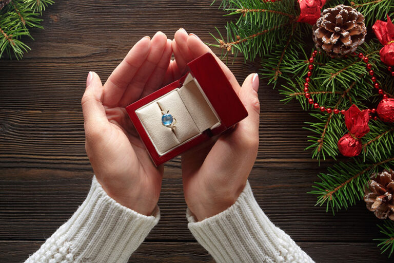 Ezüst gyűrű, ajándékdobozban, karácsonyi ajándék.
